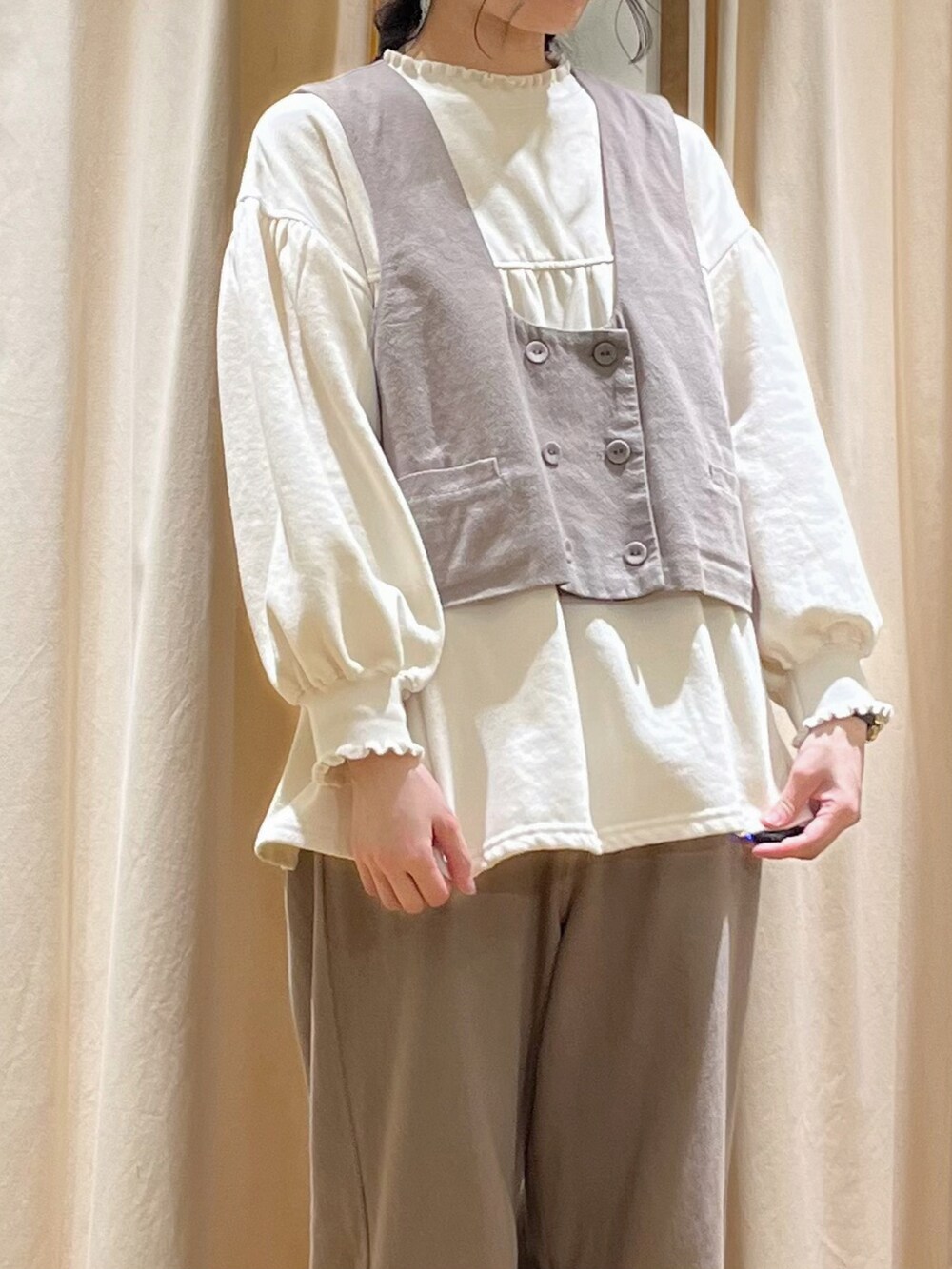 ホワイト系のTシャツ/カットソー、ブラウン系のベスト、ベージュ系のその他パンツを着用したレディースの冬コーディネートの5枚目の写真