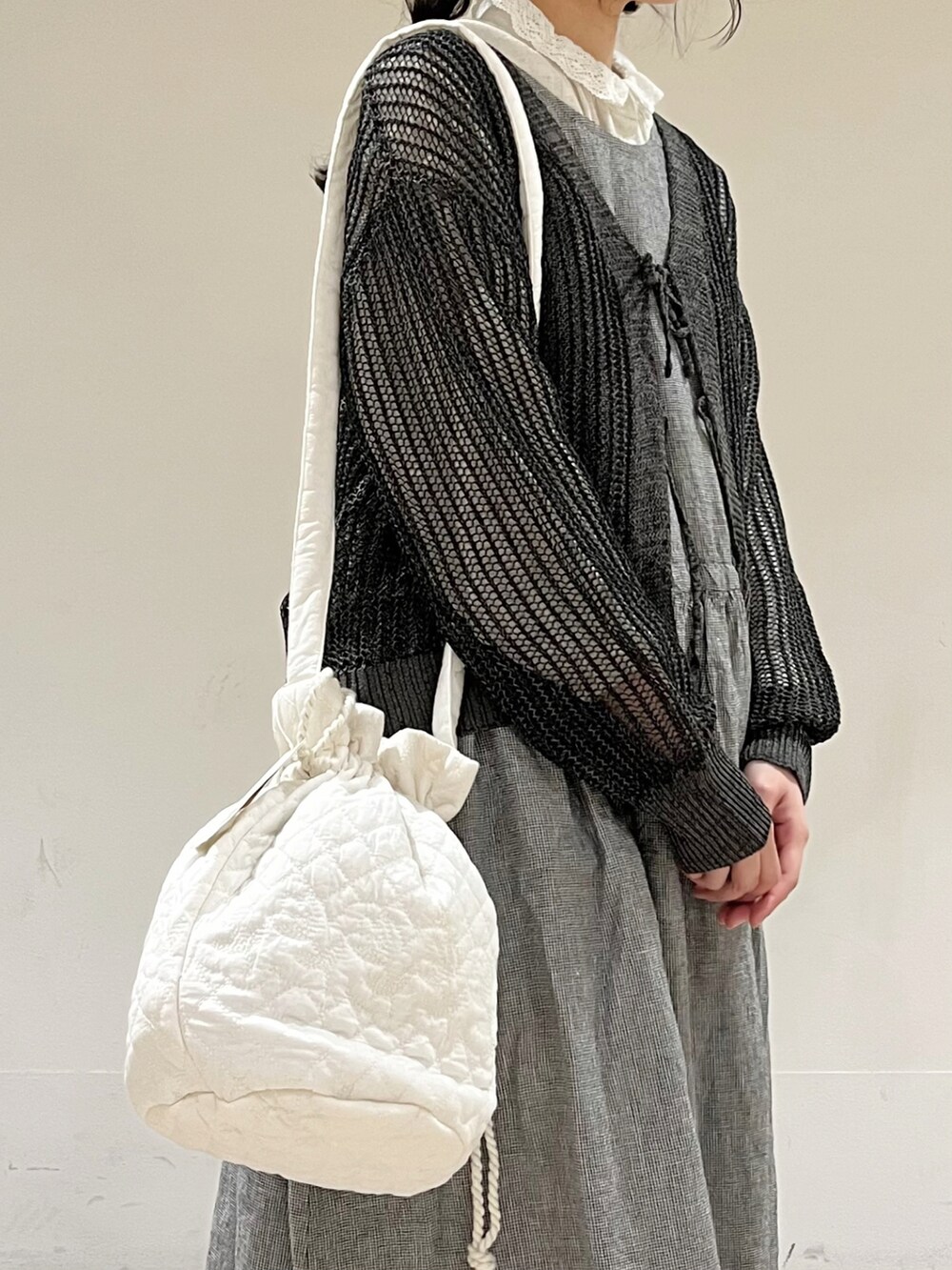 「ゆるコーデ、ナチュラル、ガーリー、モノトーン、Samansa Mos2、サマンサ モスモス(Samansa Mos2)」|「Samansa Mos2の【Water less Linen】前後2WAYジャンパースカート(ワンピース、ブラック系)」を使った、marin.🐏さん(レディース・160cm)の春コーディネートの5枚目の写真