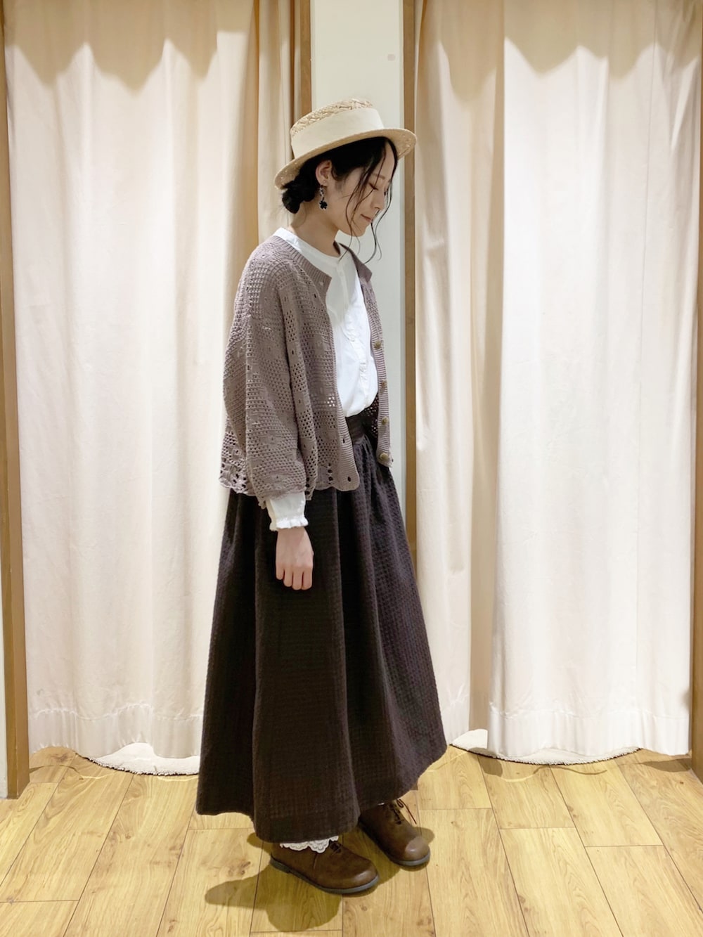 ホワイト系のシャツ/ブラウス、ブラウン系のカーディガン/ボレロ、グレー系のスカートを着用したレディースの春コーディネートの3枚目の写真