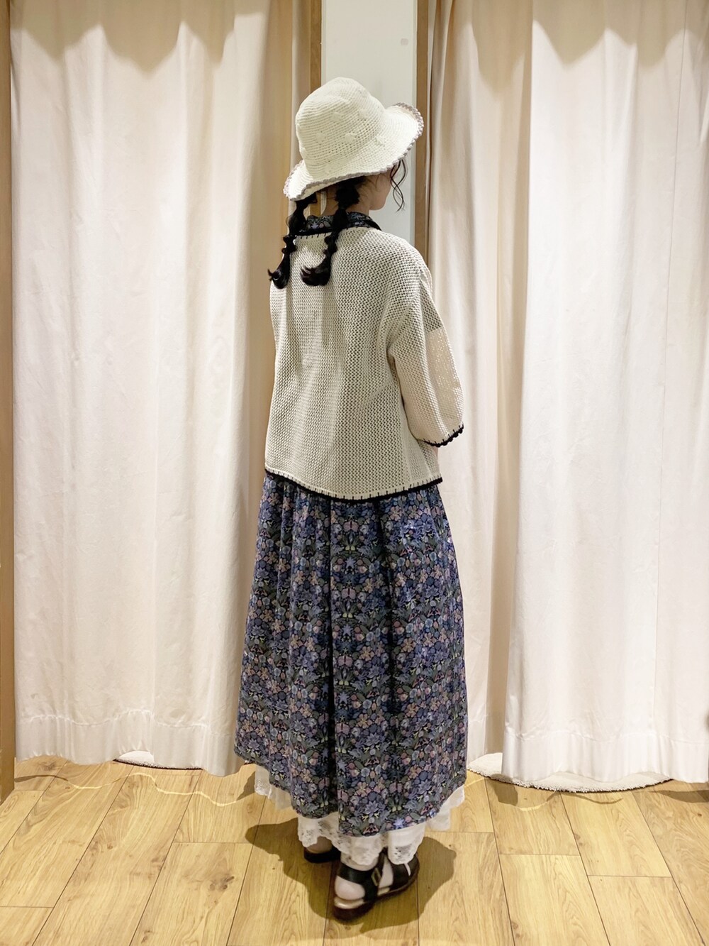 ブルー系のワンピース、ホワイト系のカーディガン/ボレロ、ホワイト系のスカートを着用したレディースの春コーディネートの3枚目の写真