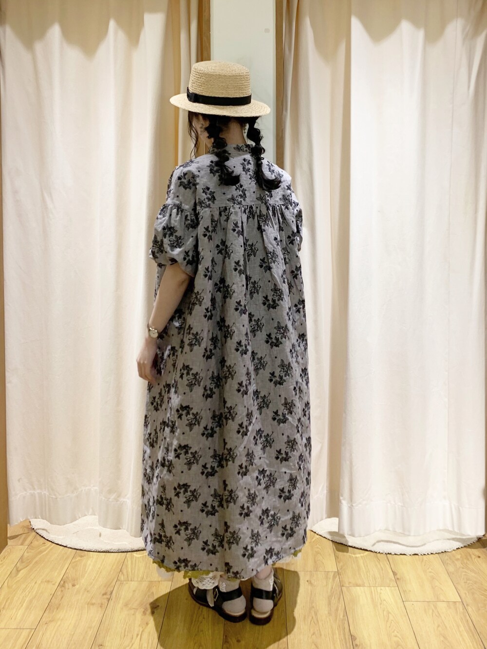 グリーン系のワンピース、グレー系のワンピース、ホワイト系のスカートを着用したレディースの春コーディネートの3枚目の写真