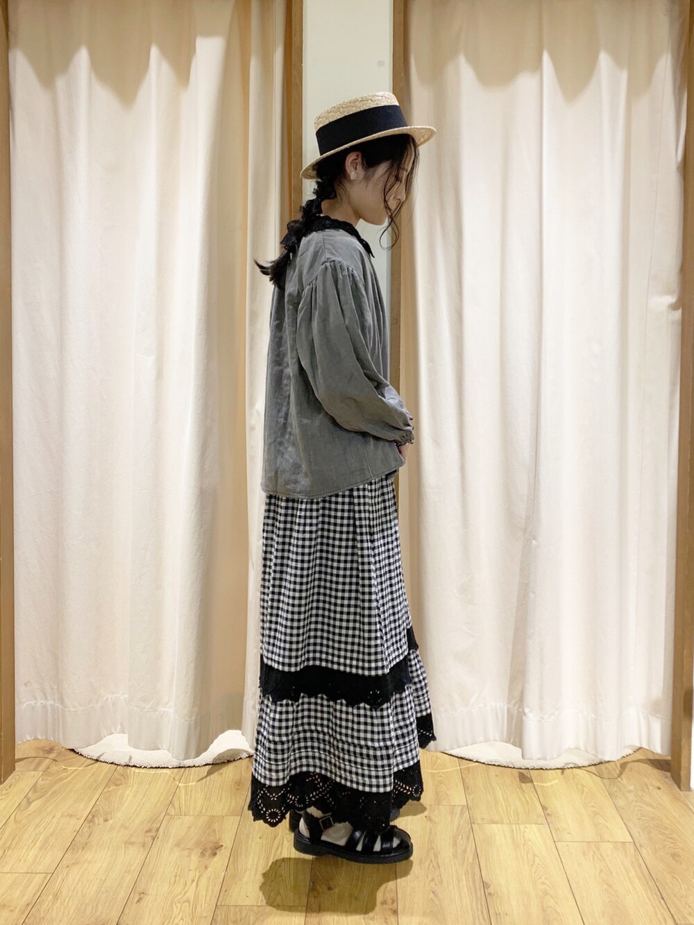 ブラック系のシャツ/ブラウス、グレー系のスカート、グリーン系のTシャツ/カットソーを着用したレディースの春コーディネートの2枚目の写真