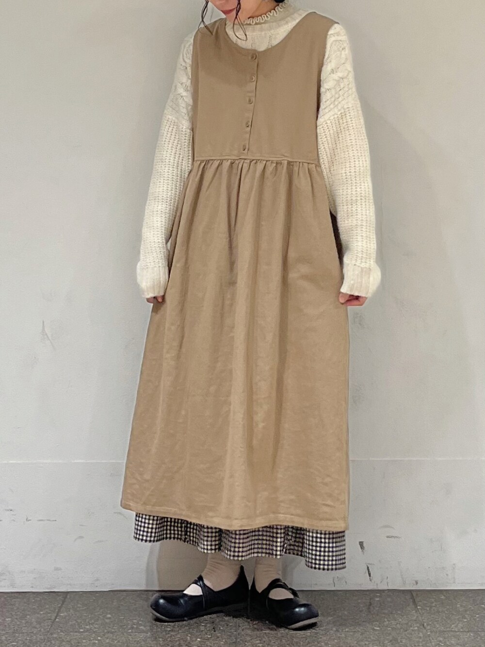 ホワイト系のカーディガン/ボレロ、ホワイト系のニット/セーター、ベージュ系のワンピースを着用したレディースの冬コーディネートの2枚目の写真