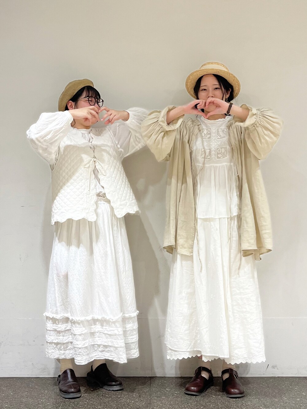 「双子コーデ、シミラールック、シミラーコーデ、ワントーンコーデ、淡色コーデ、Samansa Mos2、サマンサ モスモス(Samansa Mos2)、春のNewスタイル、春コーデ、ゆるコーデ、ナチュラル、ガーリー、スカート、リネン、ふたごコーデ」|「Samansa Mos2のボイル鳥刺繍ブラウス(シャツ/ブラウス、ホワイト系)」を使った、marin.🐏さん(レディース・160cm)の春コーディネートの2枚目の写真