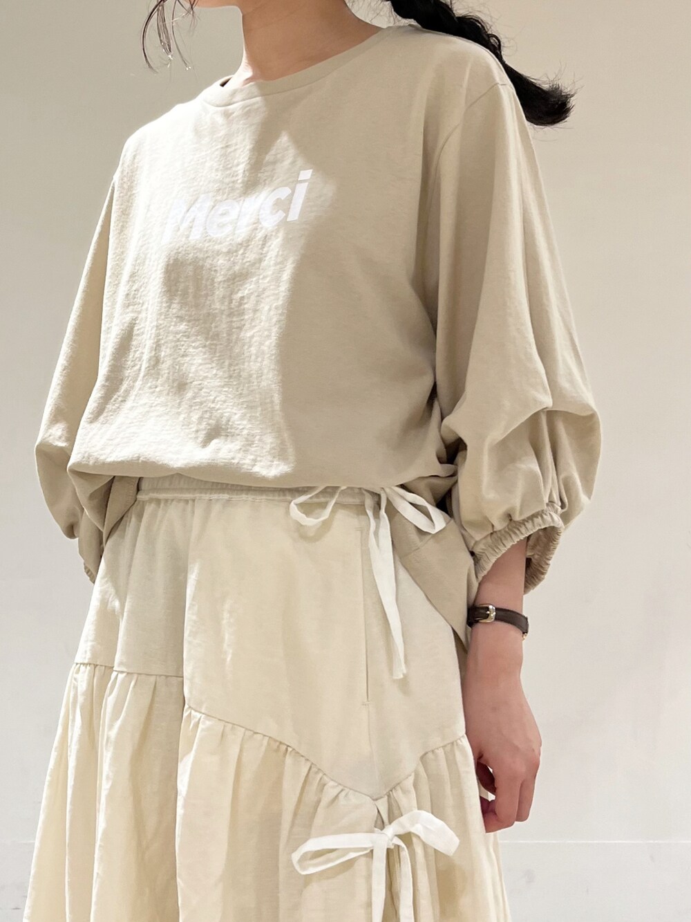 ベージュ系のTシャツ/カットソーを着用したレディースの春コーディネートの5枚目の写真