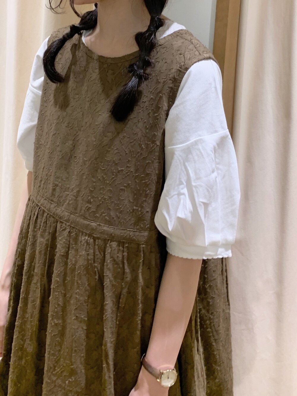 ブラウン系のワンピース、ホワイト系のTシャツ/カットソー、ホワイト系のタンクトップを着用したレディースの夏コーディネートの4枚目の写真