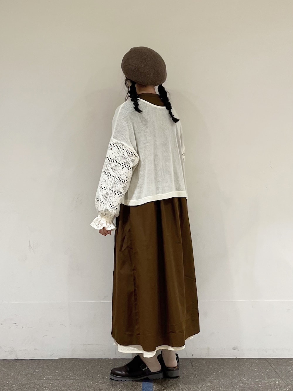 ブラウン系のワンピース、ホワイト系のシャツ/ブラウス、ホワイト系のスカートを着用したレディースの秋コーディネートの3枚目の写真