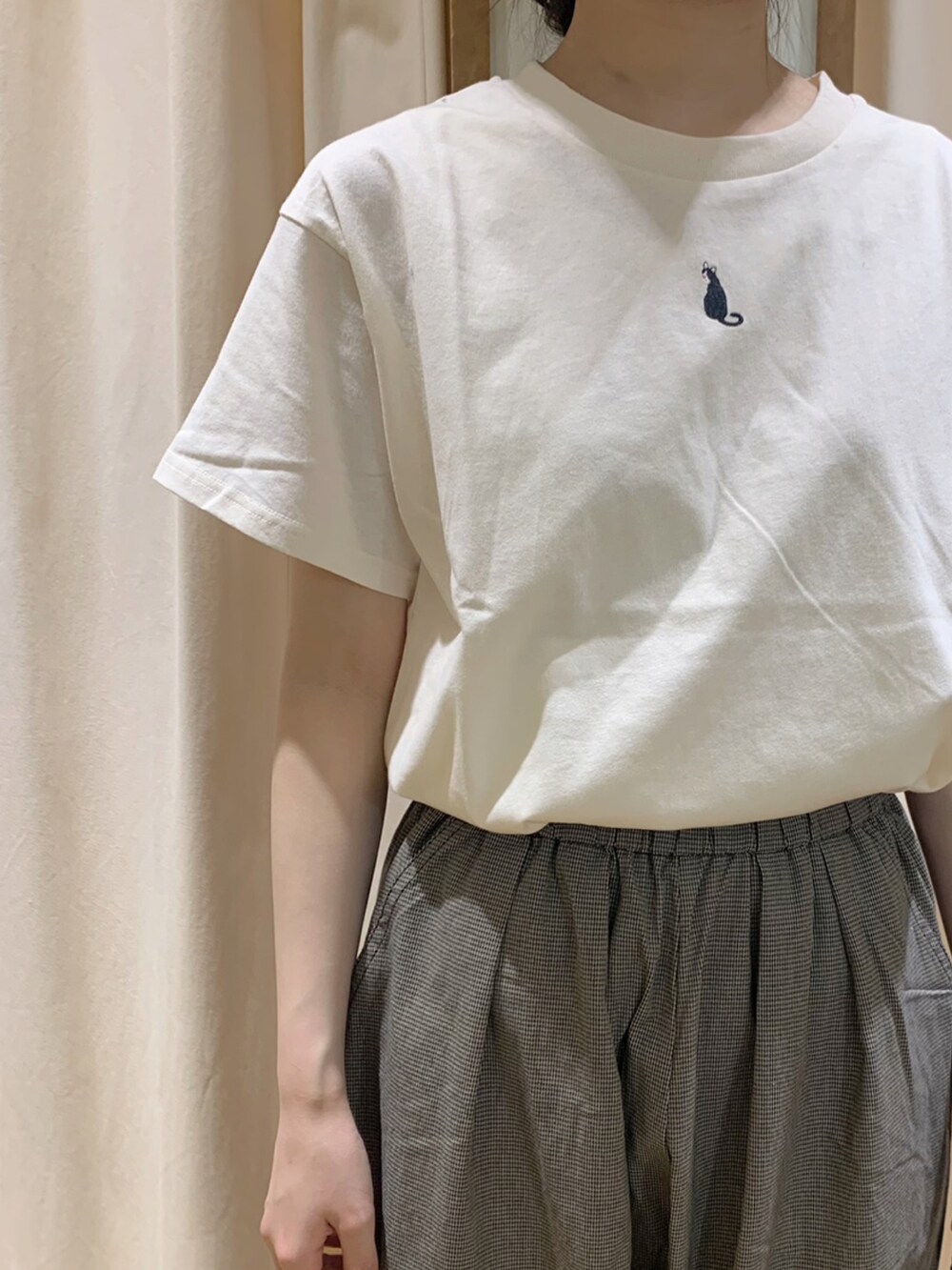 ホワイト系のTシャツ/カットソー、グレー系のその他パンツ、ホワイト系のTシャツ/カットソーを着用したレディースの春コーディネートの3枚目の写真