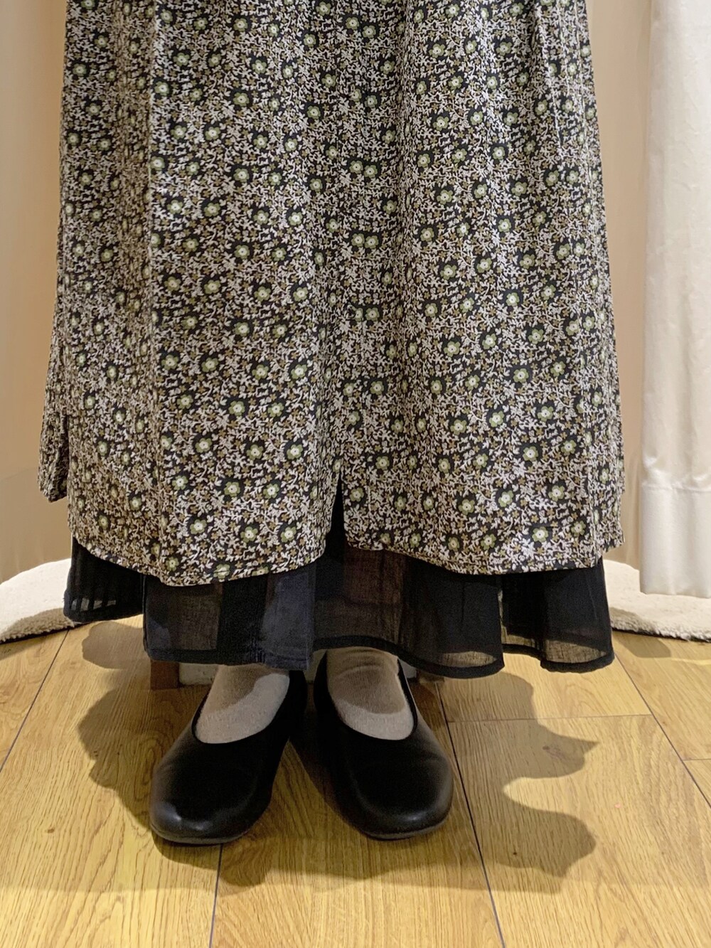 グレー系のワンピース、ホワイト系のTシャツ/カットソー、ブラック系のスカートを着用したレディースの夏コーディネートの5枚目の写真