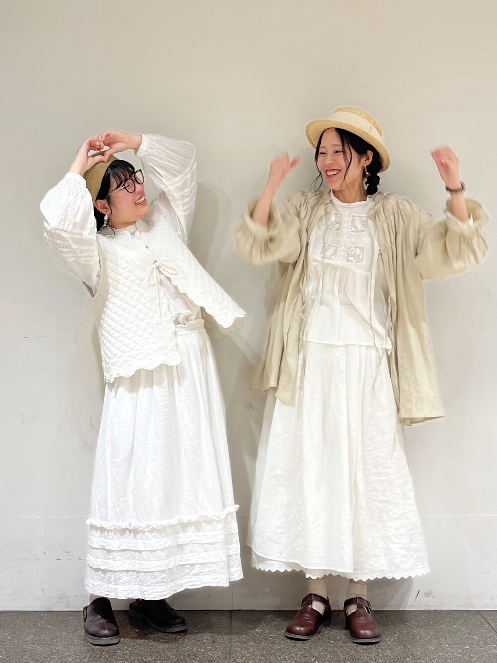 「双子コーデ、シミラールック、シミラーコーデ、ワントーンコーデ、淡色コーデ、Samansa Mos2、サマンサ モスモス(Samansa Mos2)、春のNewスタイル、春コーデ、ゆるコーデ、ナチュラル、ガーリー、スカート、リネン、ふたごコーデ」|「Samansa Mos2のボイル鳥刺繍ブラウス(シャツ/ブラウス、ホワイト系)」を使った、marin.🐏さん(レディース・160cm)の春コーディネートの3枚目の写真