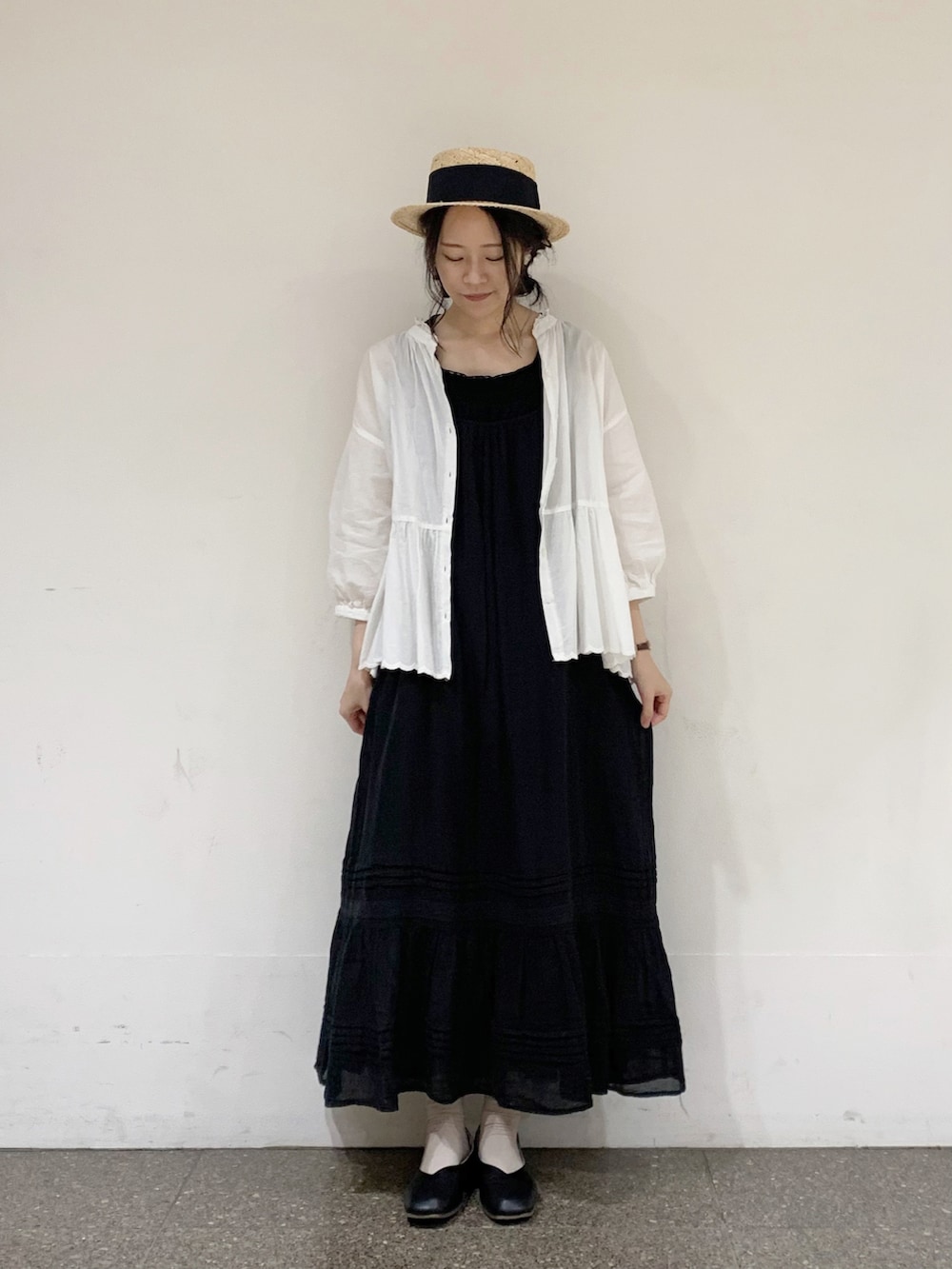 ホワイト系のシャツ/ブラウス、ブラック系のタンクトップ、ブラック系のワンピースを着用したレディースの夏コーディネートの2枚目の写真