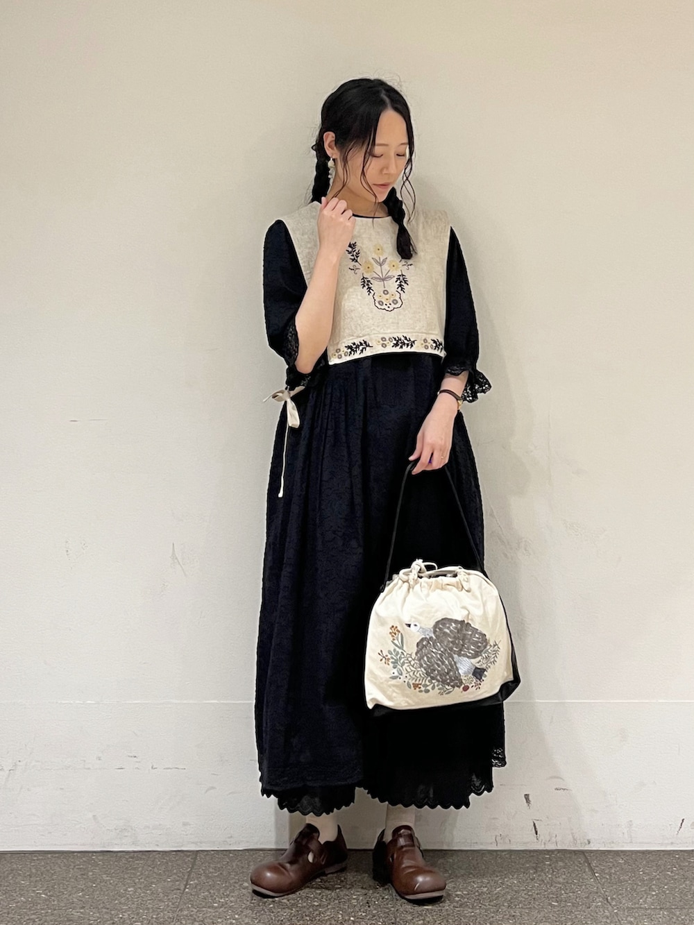 ホワイト系のベストを着用したレディースの春コーディネートの3枚目の写真