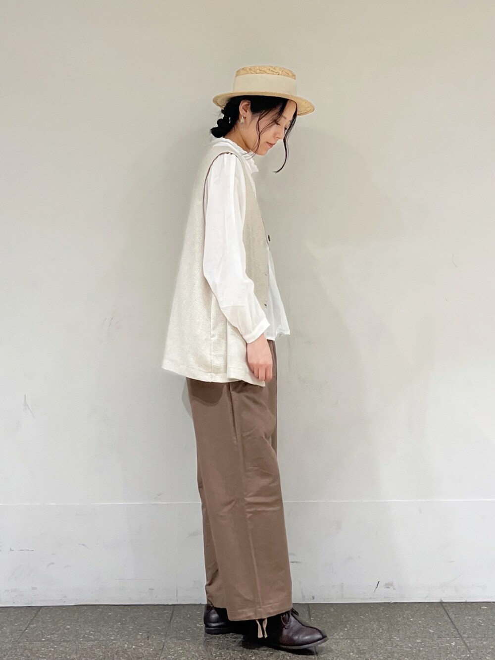 ベージュ系のベスト、ブラウン系のその他パンツ、ホワイト系のシャツ/ブラウスを着用したレディースの冬コーディネートの2枚目の写真
