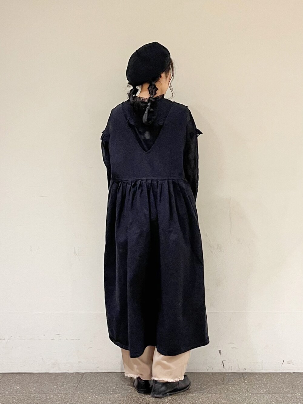 ブラック系のワンピース、ブラック系のシャツ/ブラウス、ベージュ系のその他パンツを着用したレディースの冬コーディネートの4枚目の写真