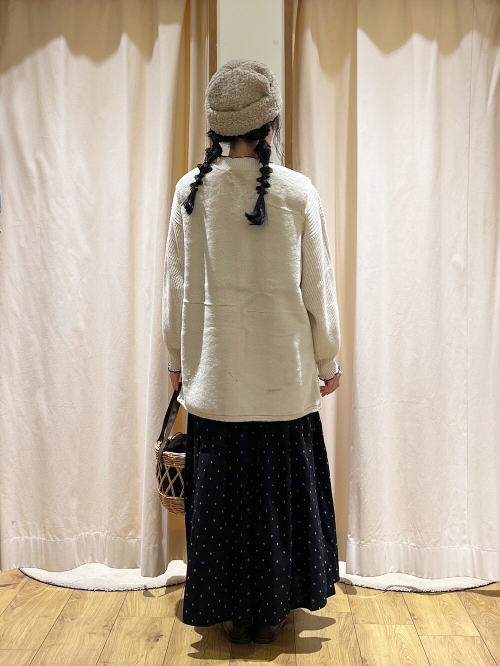 ホワイト系のニット/セーター、ホワイト系のベスト、ホワイト系のシャツ/ブラウスを着用したレディースの秋コーディネートの3枚目の写真