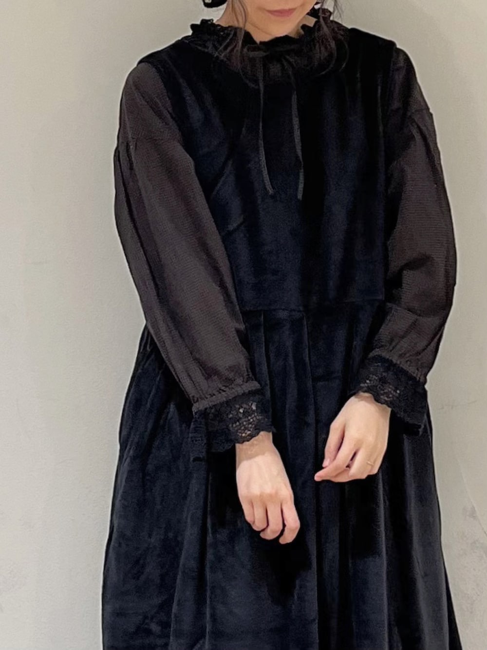 ブラック系のワンピース、グレー系のシャツ/ブラウス、ブラウン系のその他パンツを着用したレディースの秋コーディネートの4枚目の写真