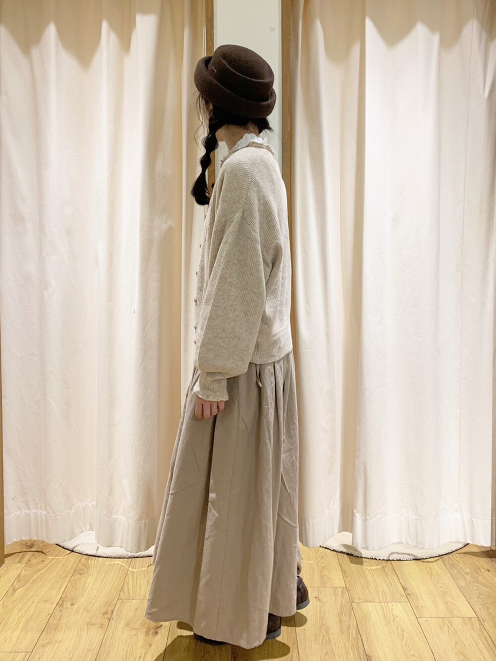 ベージュ系のカーディガン/ボレロ、ホワイト系のシャツ/ブラウス、ホワイト系のTシャツ/カットソーを着用したレディースの秋コーディネートの2枚目の写真