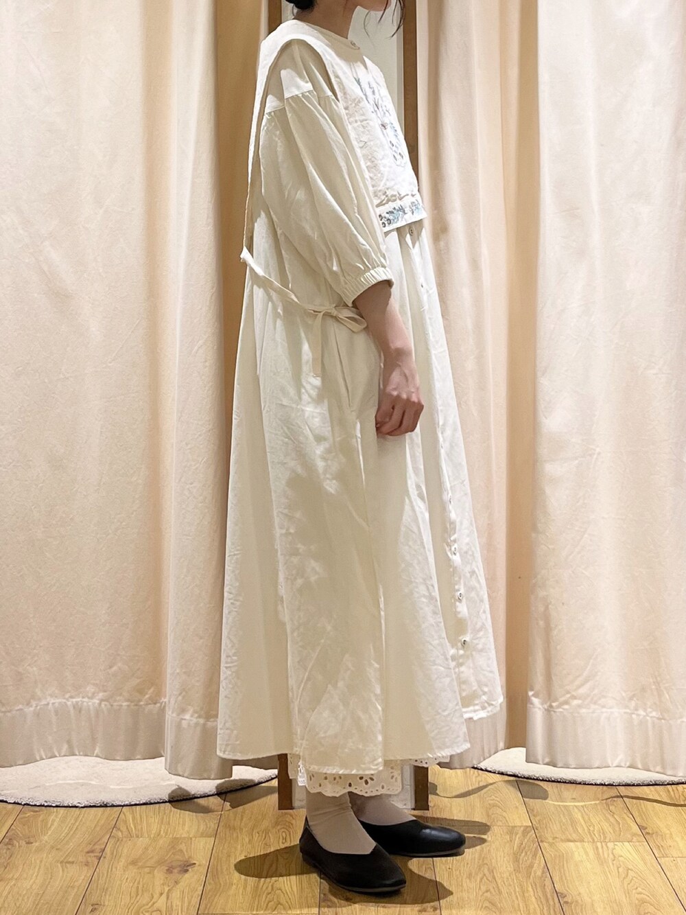 ホワイト系のベストを着用したレディースの春コーディネートの4枚目の写真