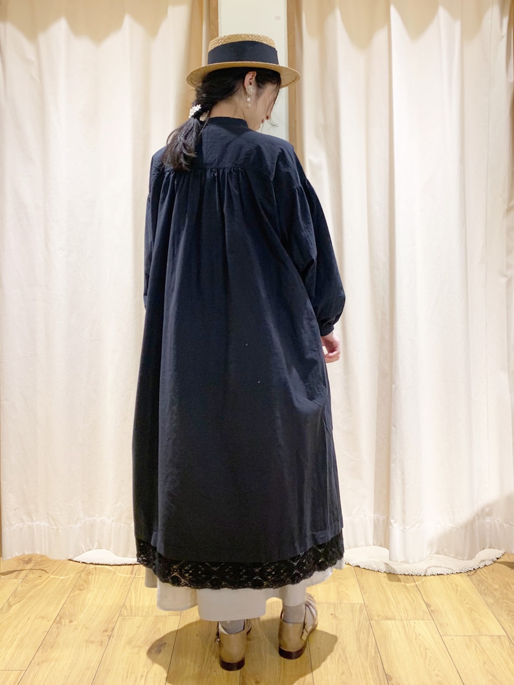 ブラック系のワンピース、グレー系のスカート、ベージュ系のサンダルを着用したレディースの春コーディネートの4枚目の写真