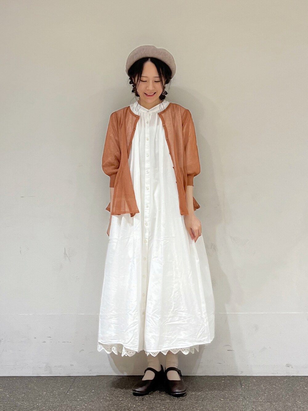 レッド系のカーディガン/ボレロ、ホワイト系のワンピース、ホワイト系のスカートを着用したレディースの夏コーディネートの4枚目の写真