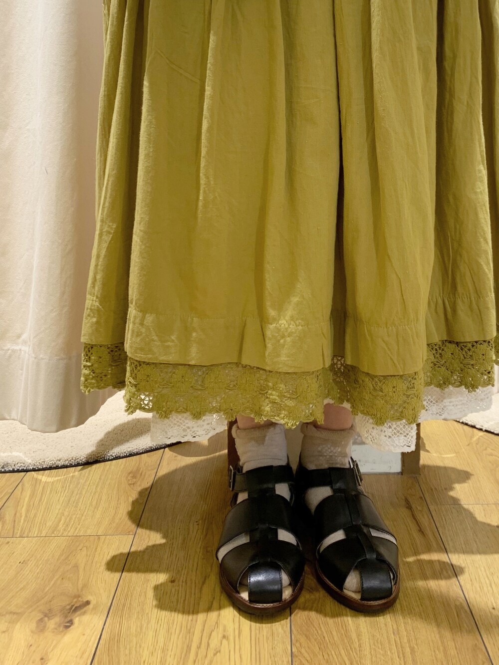 ホワイト系のシャツ/ブラウス、グリーン系のワンピース、ホワイト系のタンクトップを着用したレディースの春コーディネートの5枚目の写真