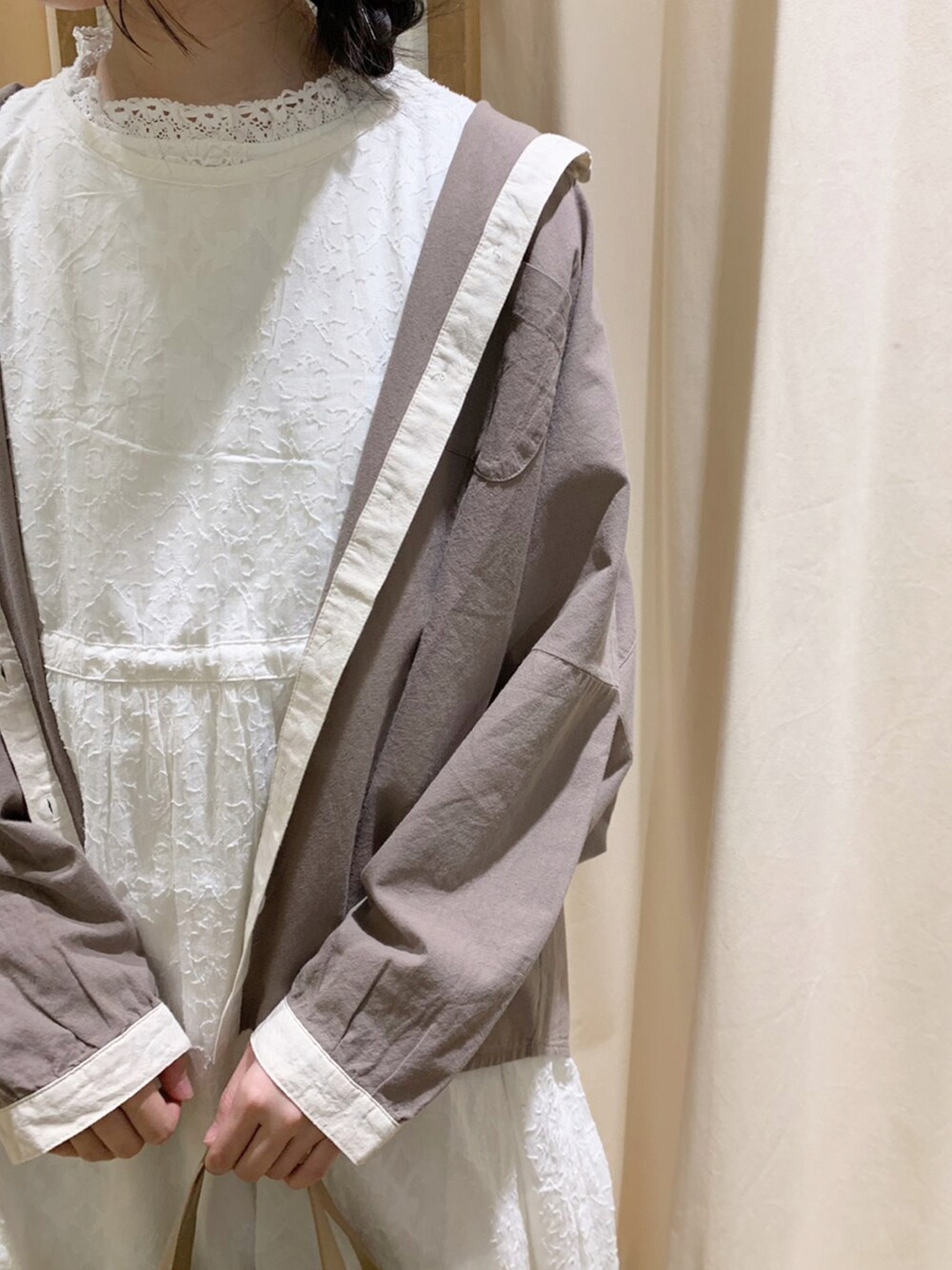 ホワイト系のワンピース、ホワイト系のタンクトップ、ホワイト系のスカートを着用したレディースの春コーディネートの5枚目の写真