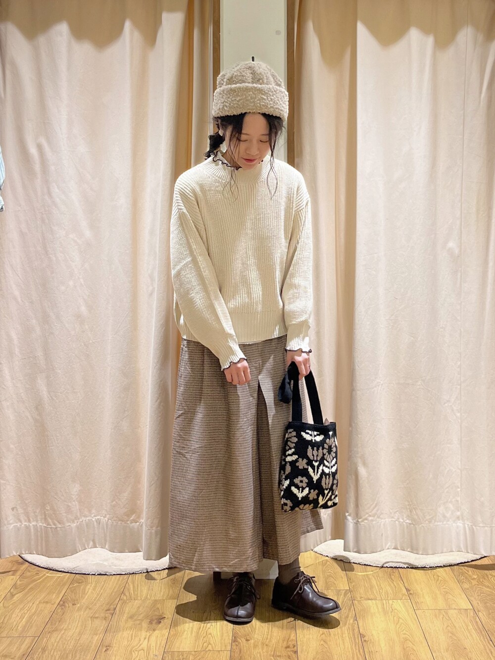 ホワイト系のニット/セーター、ホワイト系のシャツ/ブラウス、ブラウン系のその他パンツを着用したレディースの秋コーディネートの2枚目の写真