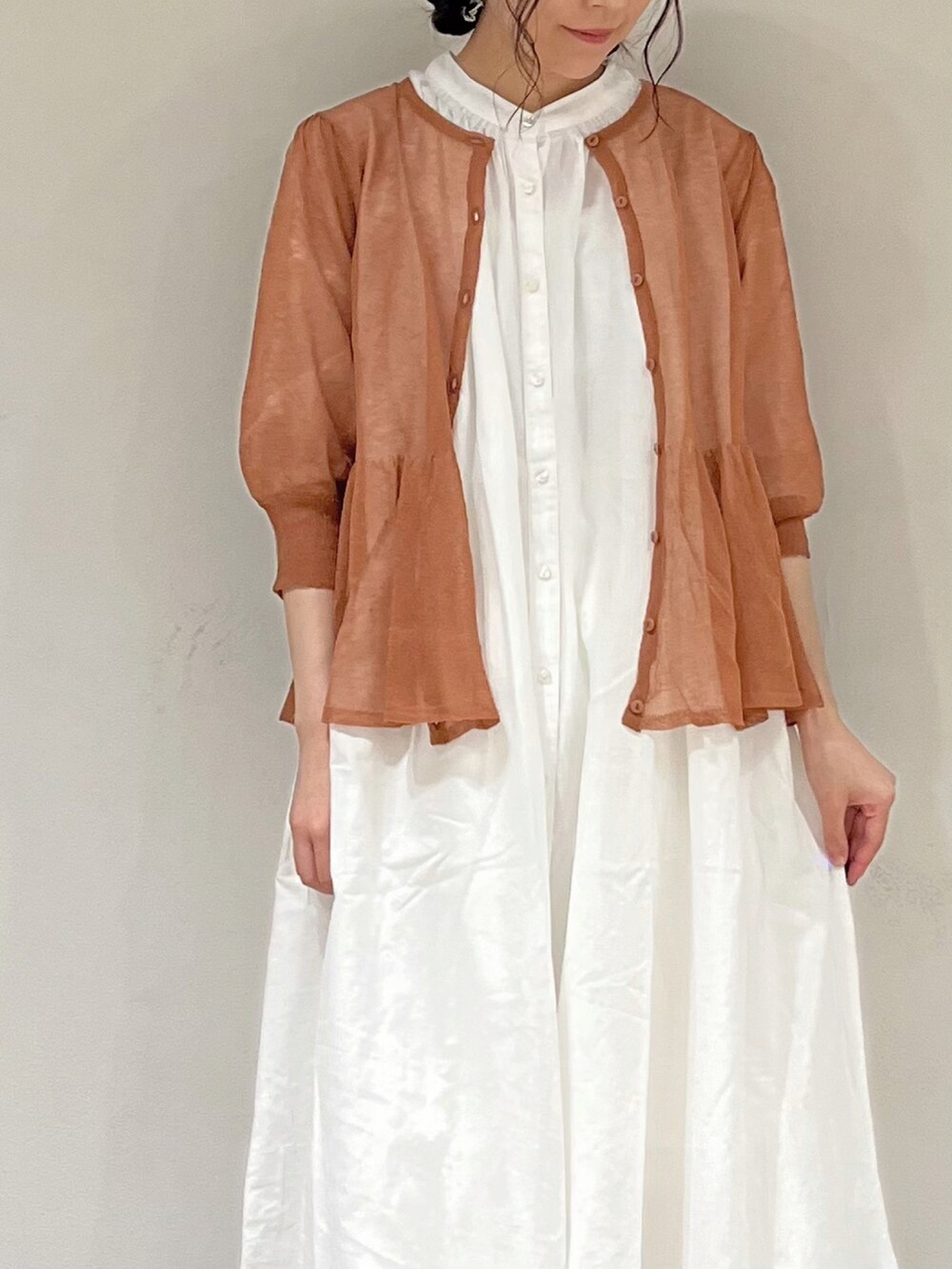 レッド系のカーディガン/ボレロ、ホワイト系のワンピース、ホワイト系のスカートを着用したレディースの夏コーディネートの5枚目の写真