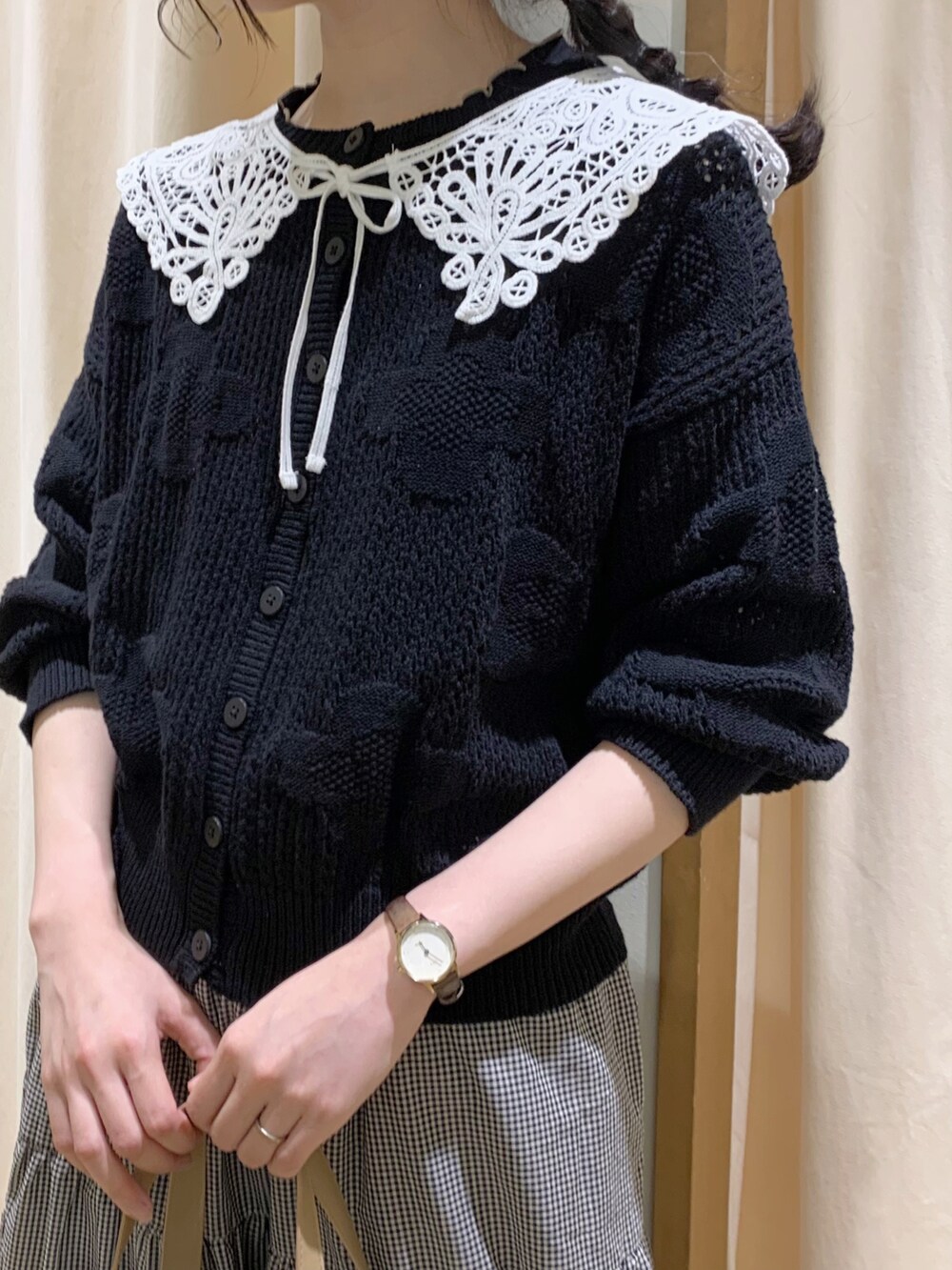ブラック系のカーディガン/ボレロ、ブラック系のスカート、ブラック系のタンクトップを着用したレディースの夏コーディネートの4枚目の写真