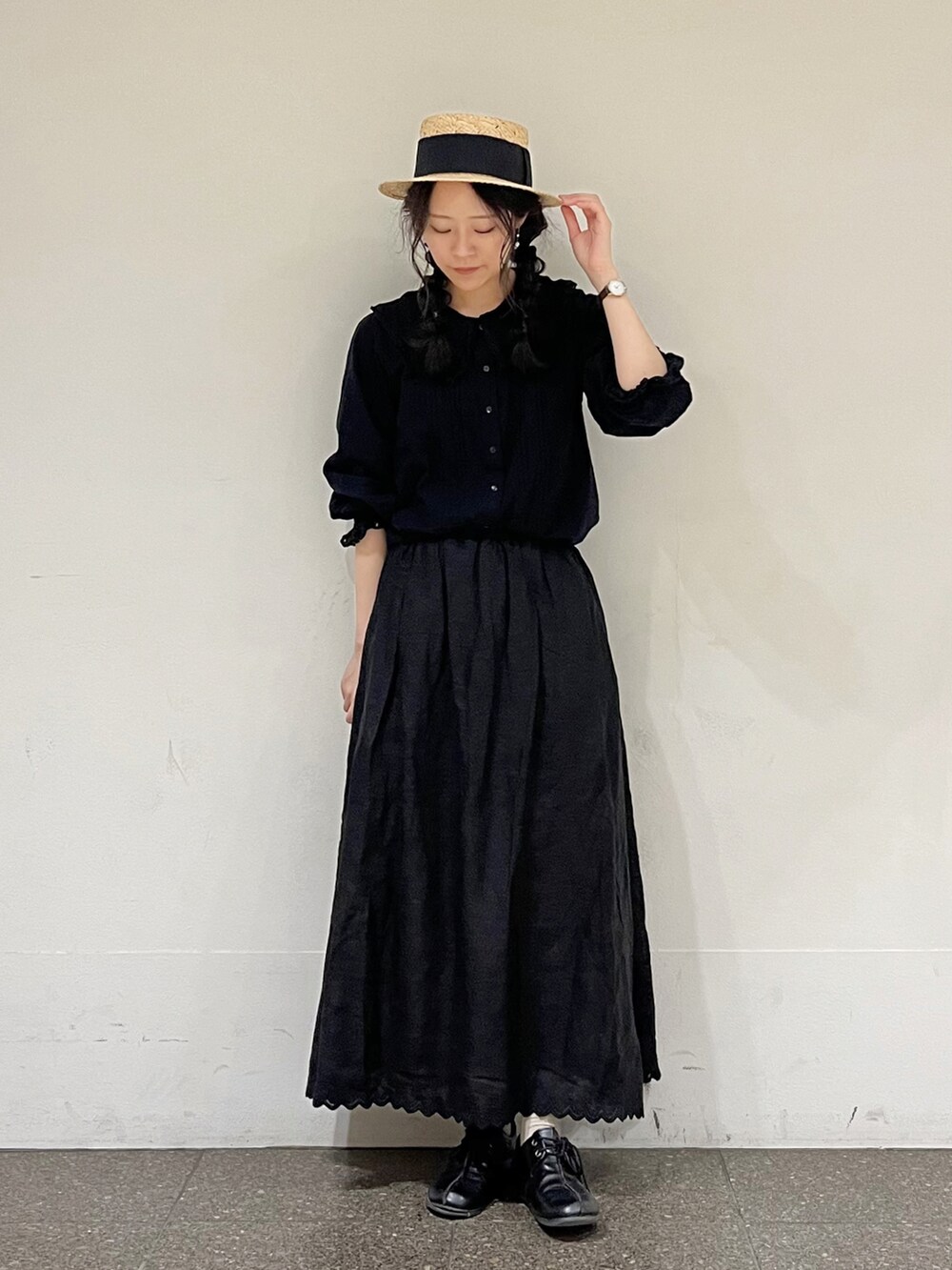 ブラック系のシャツ/ブラウス、ブラック系のスカートを着用したレディースの冬コーディネートの2枚目の写真