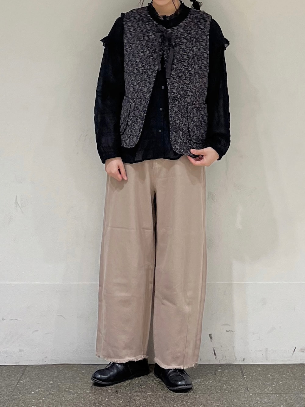 ブラック系のベスト、ブラック系のシャツ/ブラウス、ベージュ系のその他パンツを着用したレディースの冬コーディネートの2枚目の写真