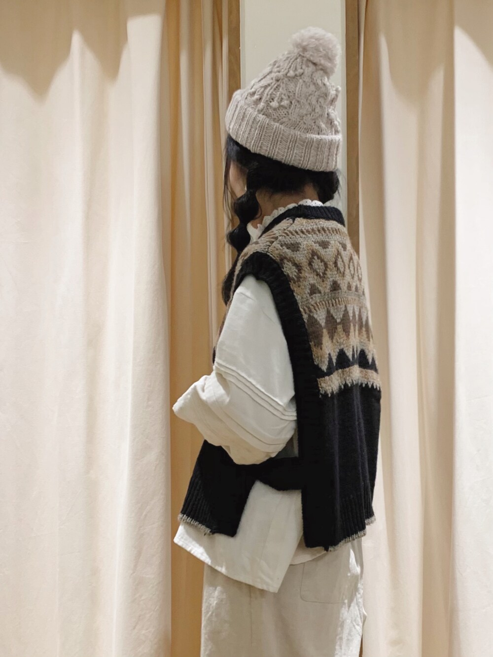 ホワイト系のシャツ/ブラウス、ベージュ系のその他パンツ、ホワイト系のTシャツ/カットソーを着用したレディースの秋コーディネートの3枚目の写真