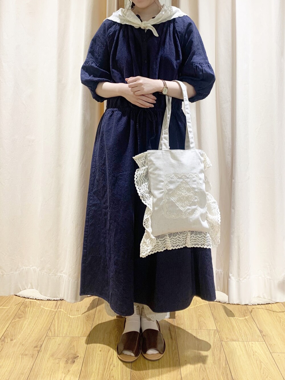 ブルー系のワンピース、ホワイト系のTシャツ/カットソー、グレー系のその他パンツを着用したレディースの春コーディネートの2枚目の写真