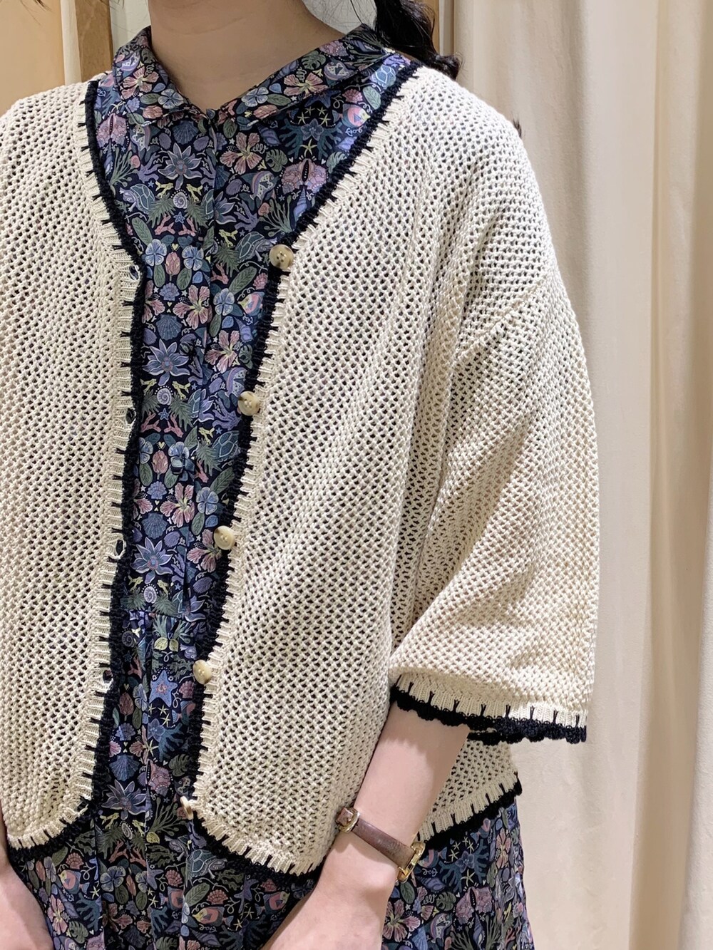 ブルー系のワンピース、ホワイト系のカーディガン/ボレロ、ホワイト系のスカートを着用したレディースの春コーディネートの5枚目の写真