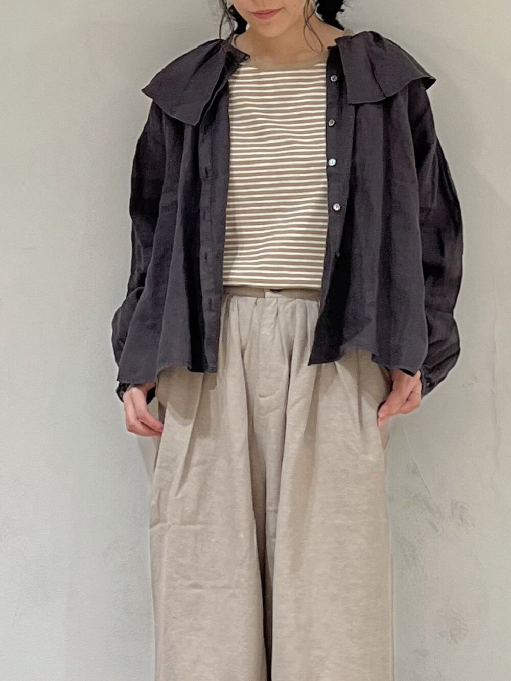 グレー系のシャツ/ブラウス、ホワイト系のその他パンツ、ベージュ系のTシャツ/カットソーを着用したレディースの秋コーディネートの5枚目の写真