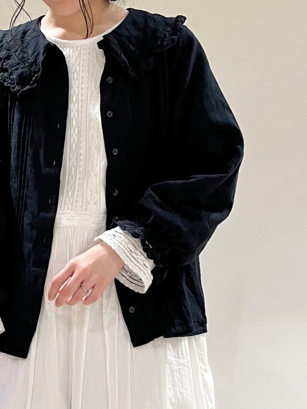 ホワイト系のワンピース、ベージュ系のスカート、ホワイト系のワンピースを着用したレディースの冬コーディネートの5枚目の写真