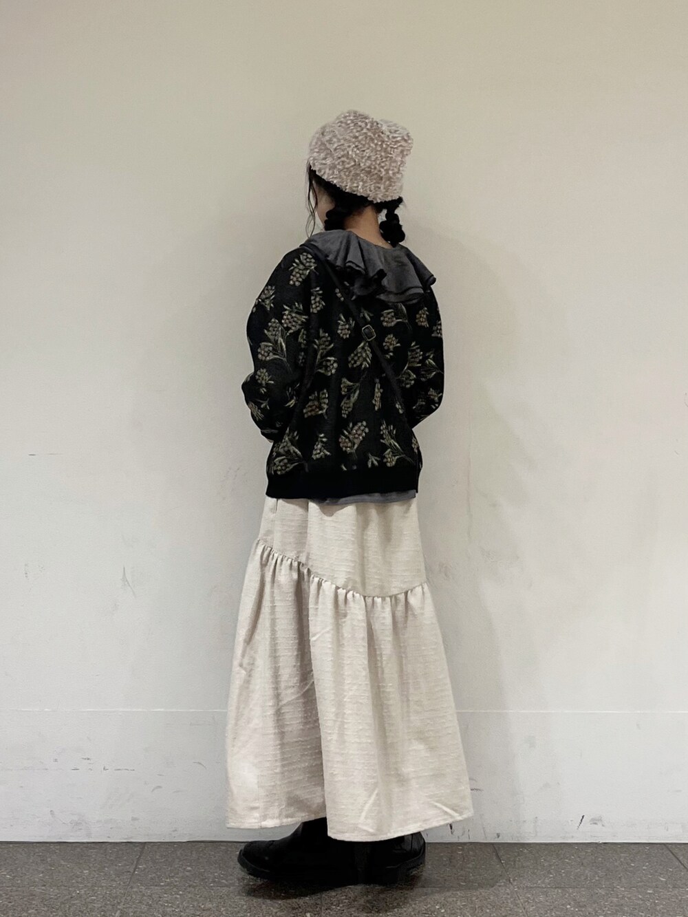 ブラック系のカーディガン/ボレロ、グレー系のシャツ/ブラウス、ホワイト系のスカートを着用したレディースの冬コーディネートの3枚目の写真