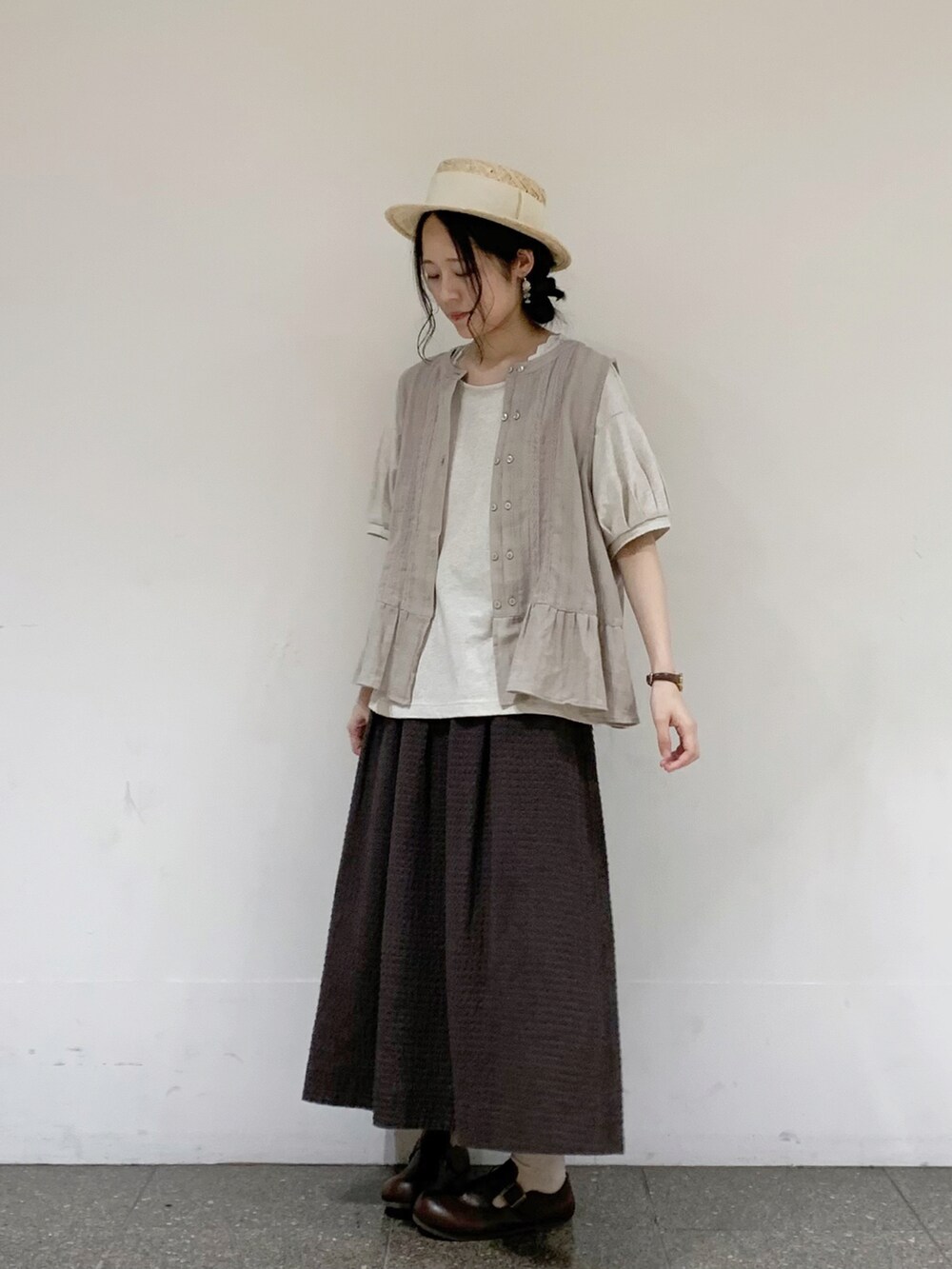 ベージュ系のTシャツ/カットソー、ベージュ系のシャツ/ブラウス、ホワイト系のタンクトップを着用したレディースの夏コーディネートの5枚目の写真