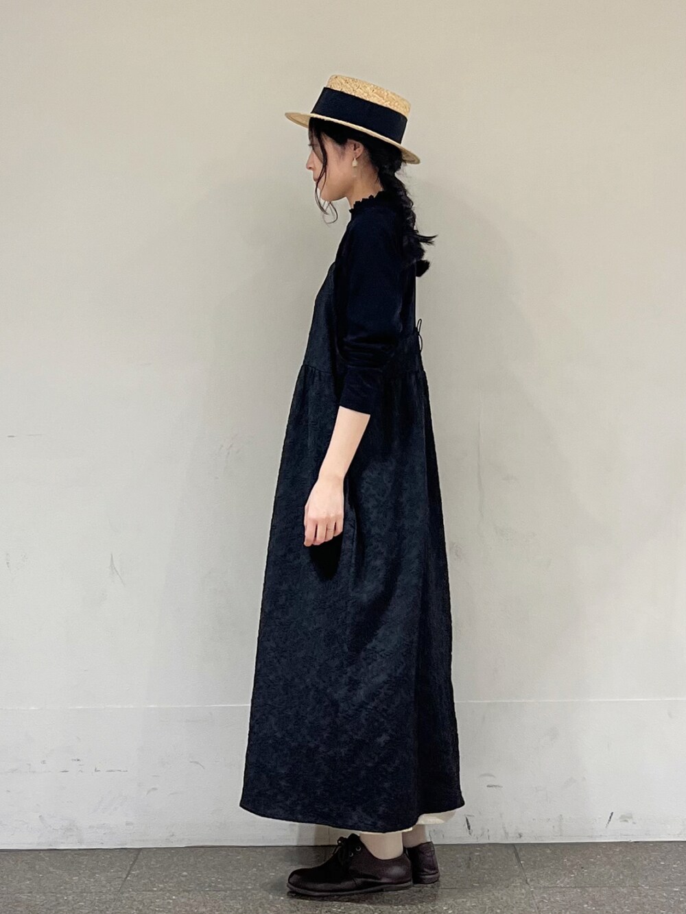 ブラック系のワンピース、ブラック系のTシャツ/カットソーを着用したレディースの冬コーディネートの3枚目の写真