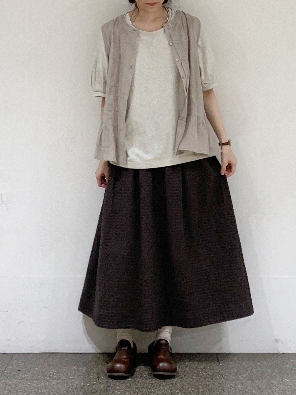 ベージュ系のTシャツ/カットソー、ベージュ系のシャツ/ブラウス、ホワイト系のタンクトップを着用したレディースの夏コーディネートの3枚目の写真