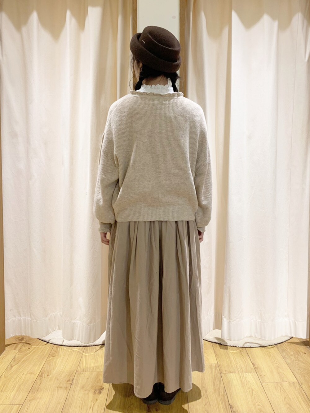 ベージュ系のカーディガン/ボレロ、ホワイト系のシャツ/ブラウス、ホワイト系のTシャツ/カットソーを着用したレディースの秋コーディネートの3枚目の写真