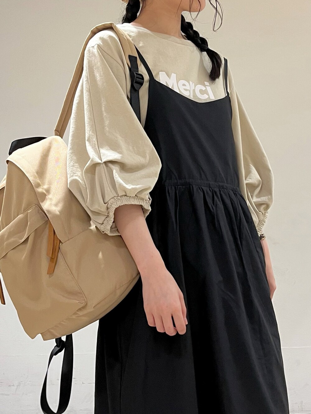 ベージュ系のTシャツ/カットソーを着用したレディースの春コーディネートの5枚目の写真