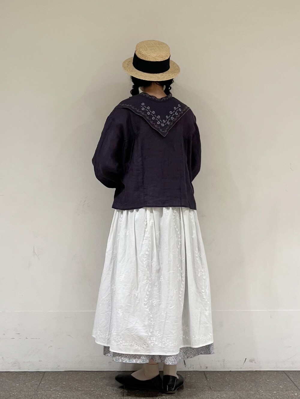 ブルー系のシャツ/ブラウス、ホワイト系のスカート、ブルー系のスカートを着用したレディースの春コーディネートの3枚目の写真