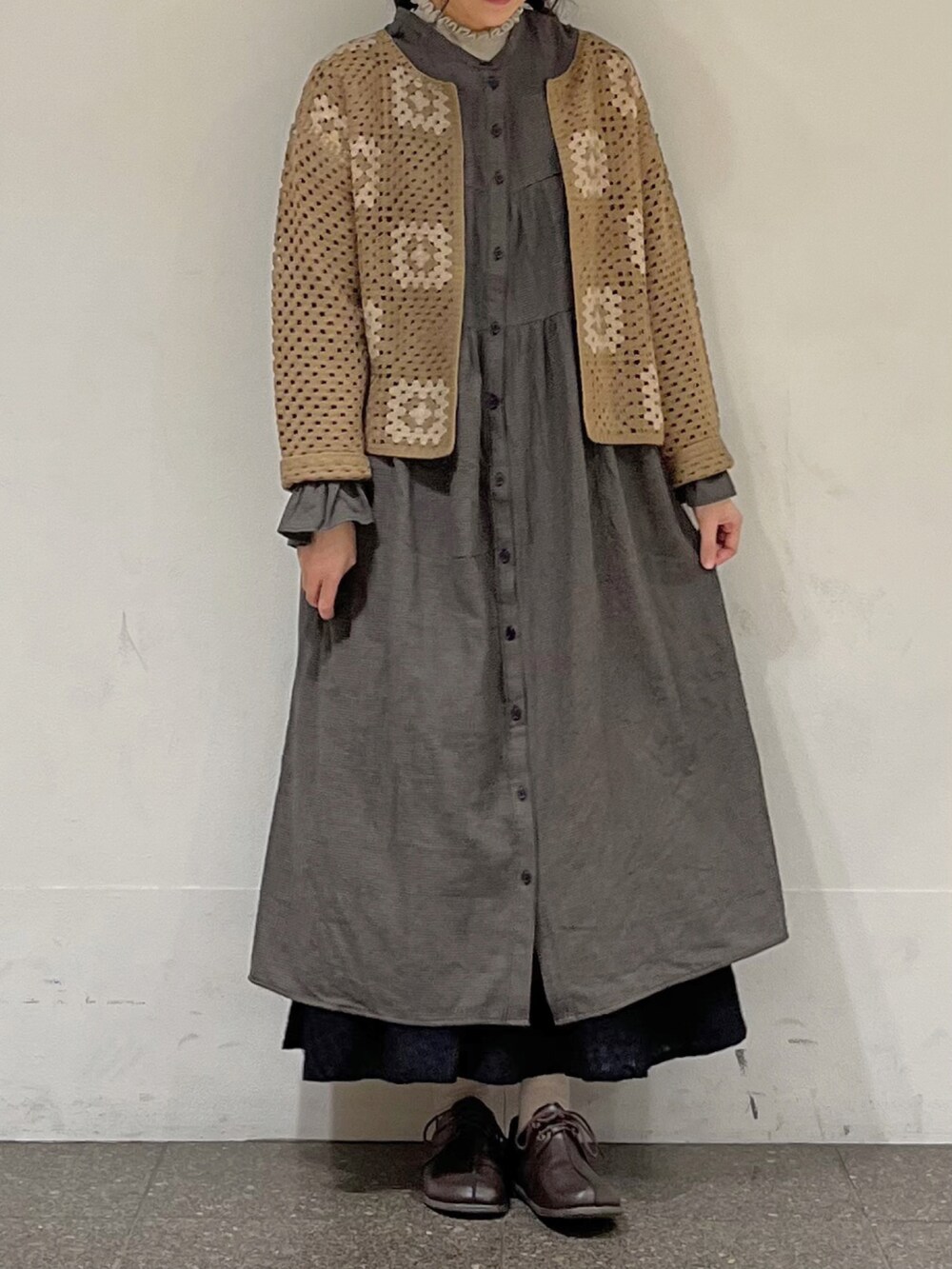 ブルー系のワンピース、ブラウン系のカーディガン/ボレロ、ブラック系のスカートを着用したレディースの秋コーディネートの4枚目の写真