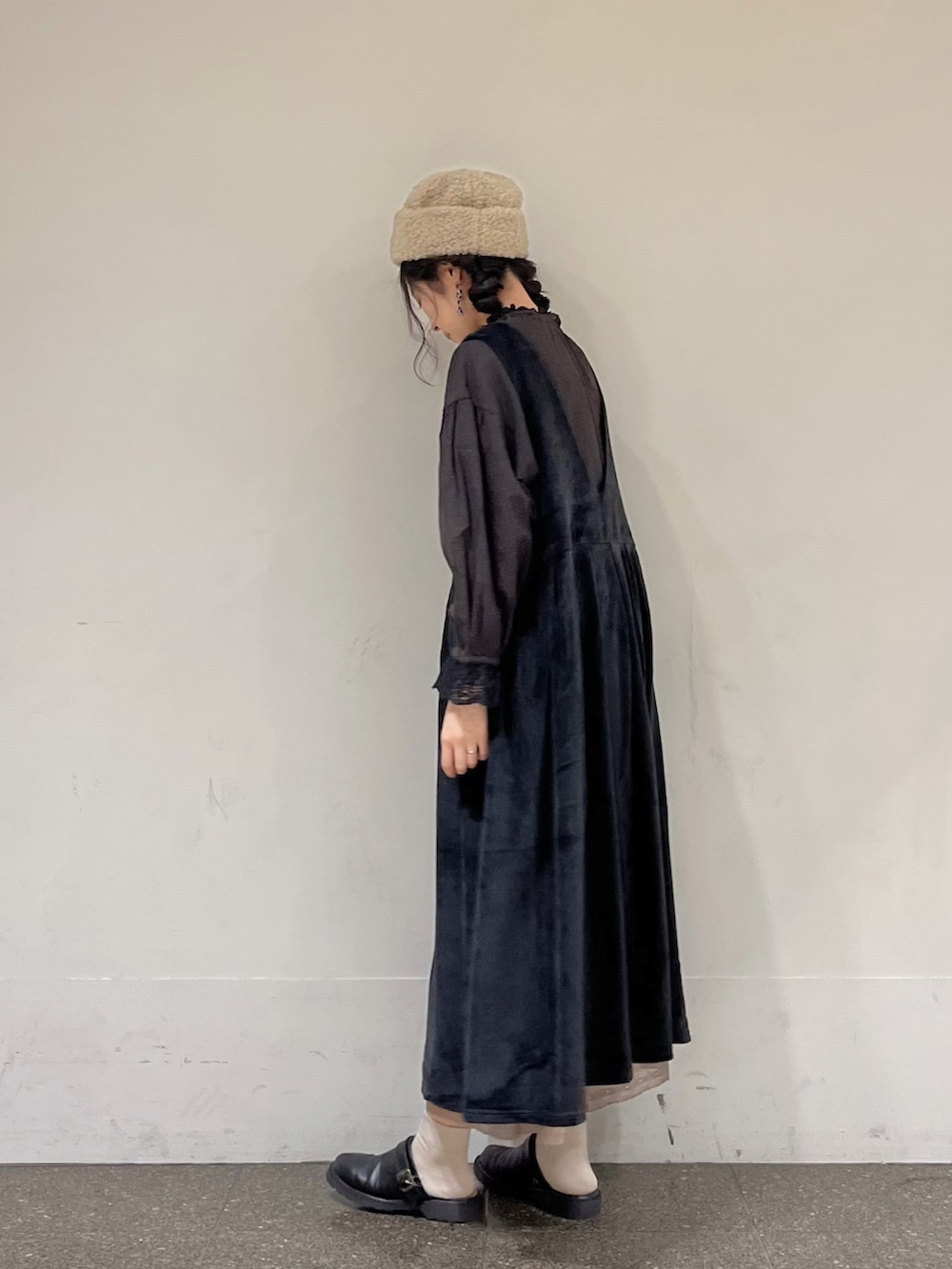 ブラック系のワンピース、グレー系のシャツ/ブラウス、ブラウン系のその他パンツを着用したレディースの秋コーディネートの3枚目の写真