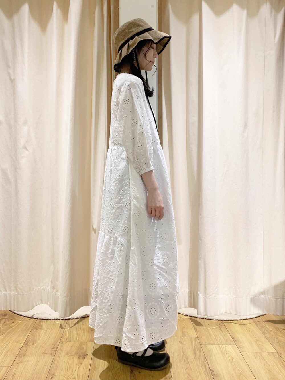 ホワイト系のワンピース、ホワイト系のTシャツ/カットソー、ブルー系のスカートを着用したレディースの春コーディネートの3枚目の写真