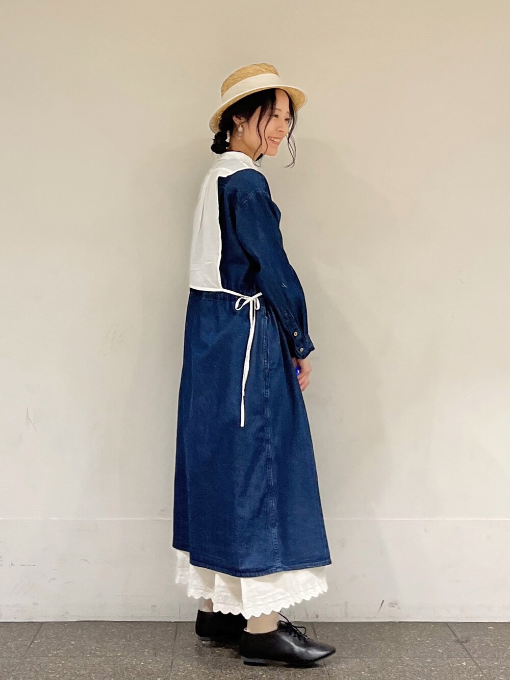 ブルー系のワンピース、ホワイト系のシャツ/ブラウス、ホワイト系のスカートを着用したレディースの冬コーディネートの2枚目の写真