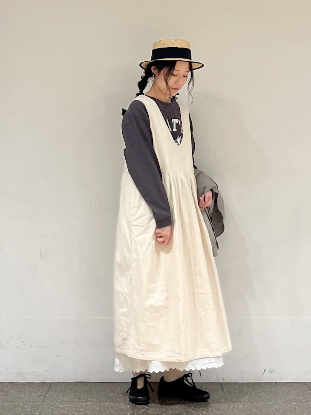 グレー系のTシャツ/カットソー、グレー系のシャツ/ブラウス、ホワイト系のワンピースを着用したレディースの春コーディネートの2枚目の写真
