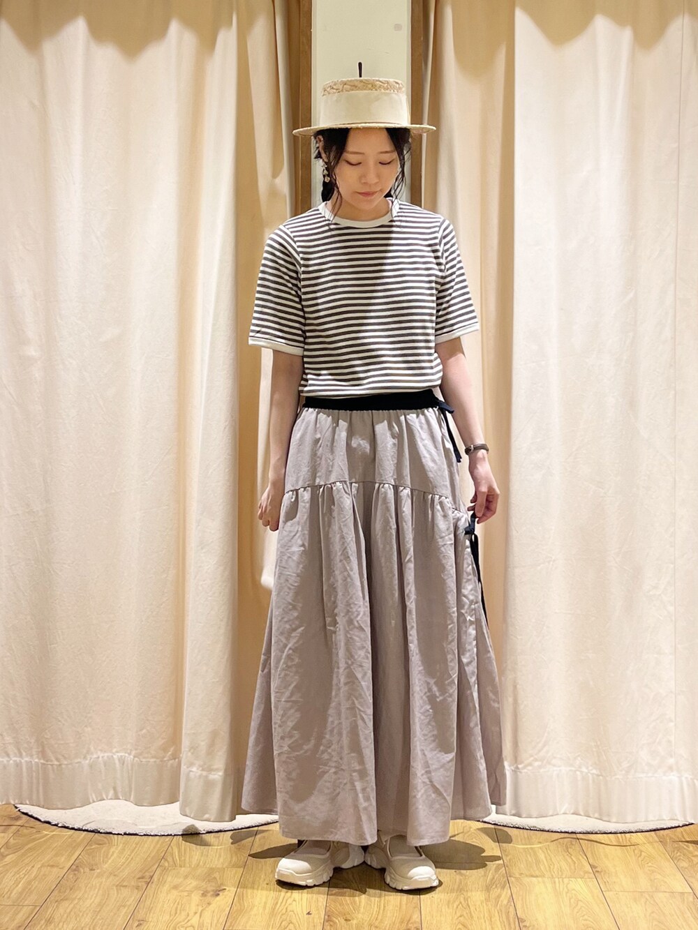 ホワイト系のTシャツ/カットソーを着用したレディースの春コーディネートの4枚目の写真