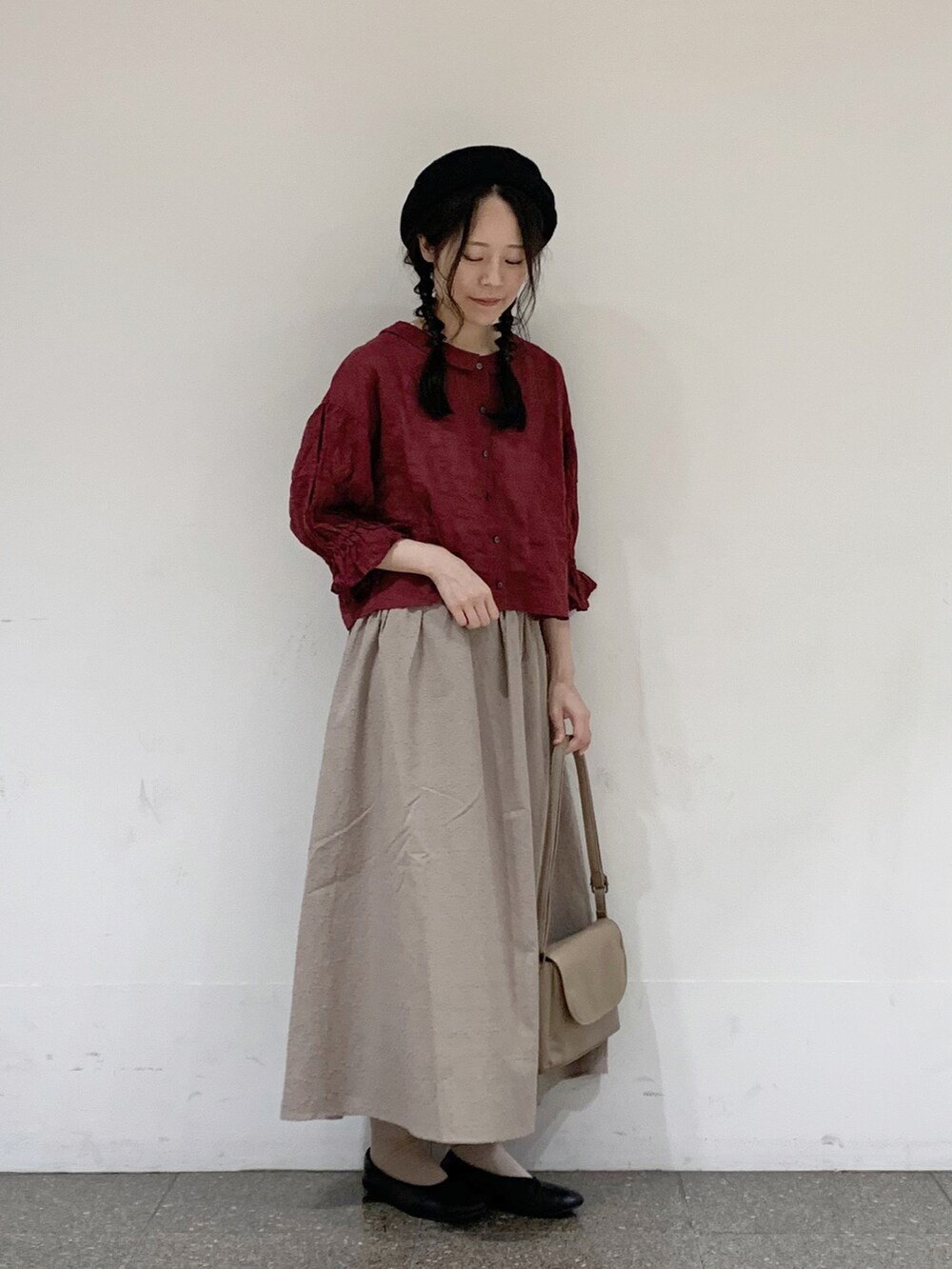 レッド系のシャツ/ブラウス、ベージュ系のスカート、ベージュ系のハンドバッグを着用したレディースの夏コーディネートの3枚目の写真